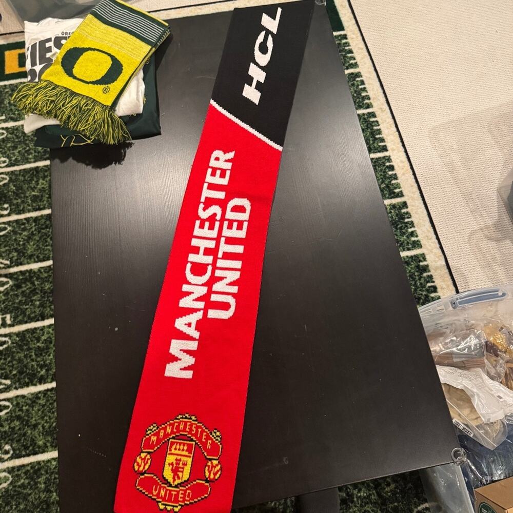 Manchester United x HCL Scarf in Red